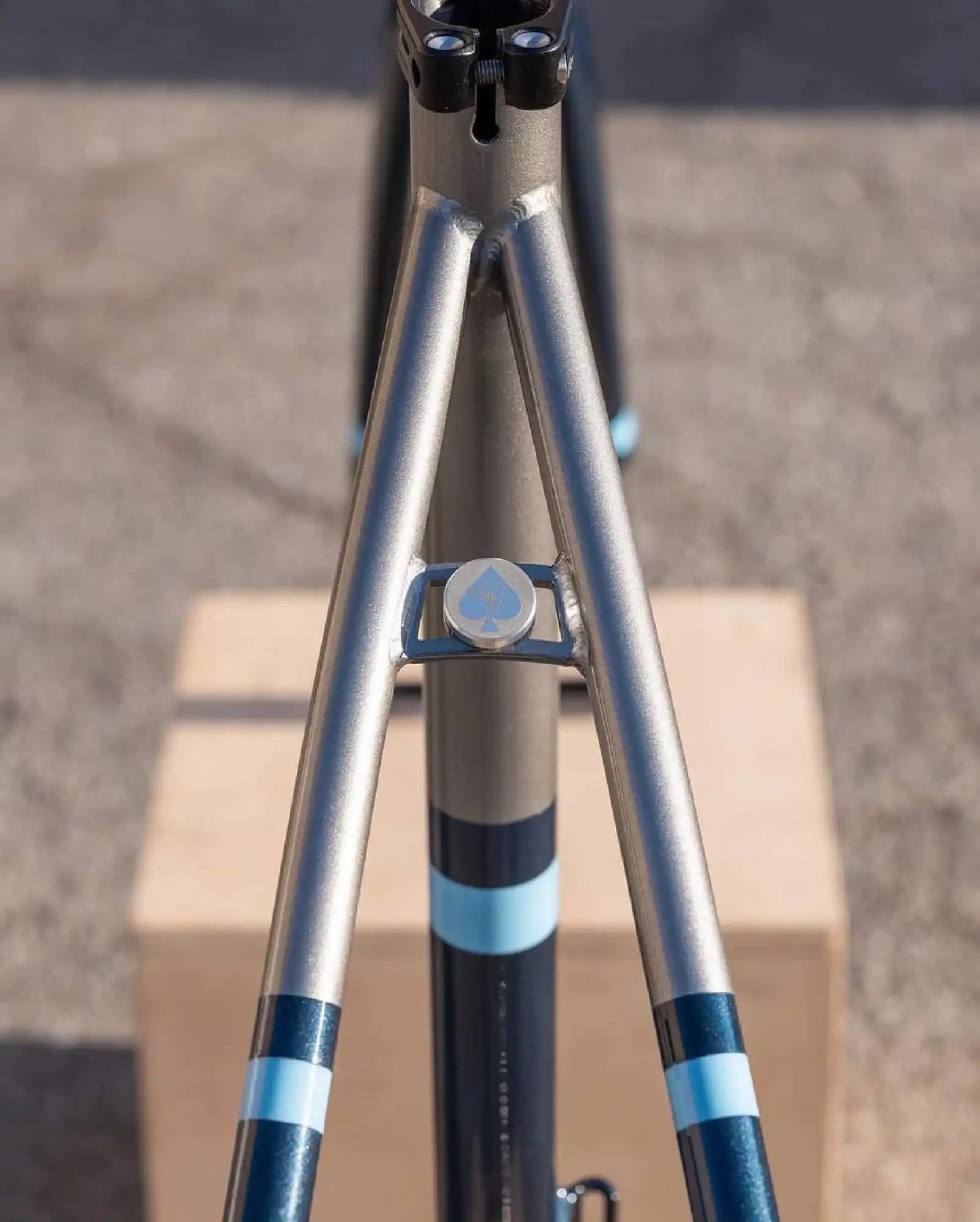 Silver tripod legs with blue accent bands.